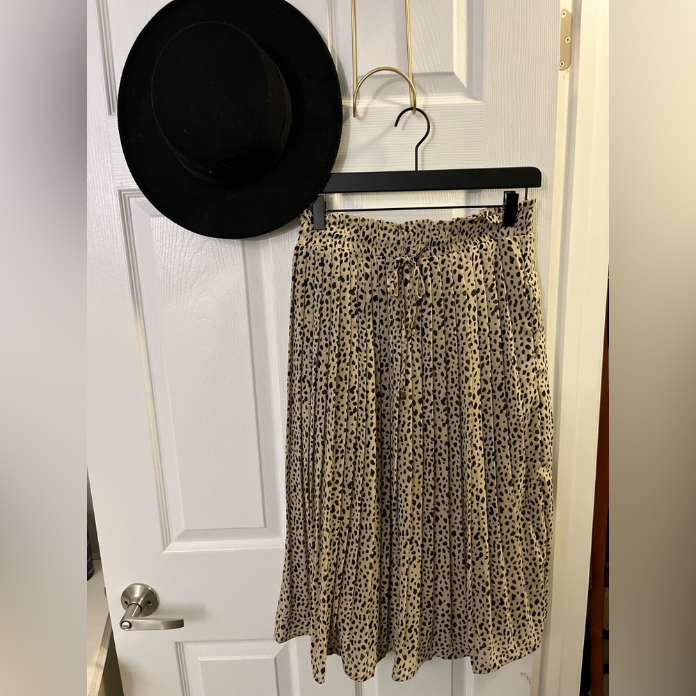 Vanilla Bay Leopard print midi skirt.